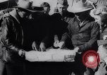 Immagine di Curtiss B-2 bombardieri drop per alimentare snowbound Navajo Native American Indi Arizona United States USA, 1932, secondo 20 filmato di repertorio 65675033863