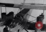 Immagine di Curtiss B-2 bombardieri drop per alimentare snowbound Navajo Native American Indi Arizona United States USA, 1932, secondo 21 filmato di repertorio 65675033863