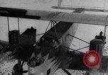 Immagine di Curtiss B-2 bombardieri drop per alimentare snowbound Navajo Native American Indi Arizona United States USA, 1932, secondo 22 filmato di repertorio 65675033863