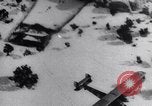 Immagine di Curtiss B-2 bombardieri drop per alimentare snowbound Navajo Native American Indi Arizona United States USA, 1932, secondo 23 filmato di repertorio 65675033863