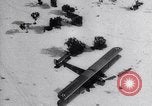 Immagine di Curtiss B-2 bombardieri drop per alimentare snowbound Navajo Native American Indi Arizona United States USA, 1932, secondo 24 filmato di repertorio 65675033863