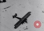 Immagine di Curtiss B-2 bombardieri drop per alimentare snowbound Navajo Native American Indi Arizona United States USA, 1932, secondo 25 filmato di repertorio 65675033863