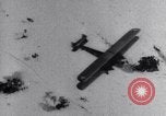 Immagine di Curtiss B-2 bombardieri drop per alimentare snowbound Navajo Native American Indi Arizona United States USA, 1932, secondo 26 filmato di repertorio 65675033863