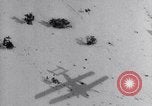 Immagine di Curtiss B-2 bombardieri drop per alimentare snowbound Navajo Native American Indi Arizona United States USA, 1932, secondo 27 filmato di repertorio 65675033863