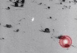 Immagine di Curtiss B-2 bombardieri drop per alimentare snowbound Navajo Native American Indi Arizona United States USA, 1932, secondo 29 filmato di repertorio 65675033863