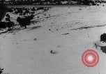 Immagine di Curtiss B-2 bombardieri drop per alimentare snowbound Navajo Native American Indi Arizona United States USA, 1932, secondo 33 filmato di repertorio 65675033863