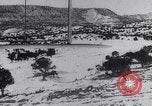 Immagine di Curtiss B-2 bombardieri drop per alimentare snowbound Navajo Native American Indi Arizona United States USA, 1932, secondo 35 filmato di repertorio 65675033863