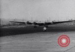 Standbild XB-15 trägt die medizinische Versorgung Hilfe für Erdbebenopfer Chile, 1939, aus Sekunde 40 historischem Filmmaterial Videoclip 65675033869