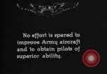 Standbild Pilot demonstriert Flugfiguren in Douglas A-2C United States USA, 1926, aus Sekunde 5 historischem Filmmaterial Videoclip 65675033870