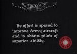 Standbild Pilot demonstriert Flugfiguren in Douglas A-2C United States USA, 1926, aus Sekunde 6 historischem Filmmaterial Videoclip 65675033870