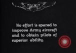Standbild Pilot demonstriert Flugfiguren in Douglas A-2C United States USA, 1926, aus Sekunde 7 historischem Filmmaterial Videoclip 65675033870