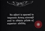 Standbild Pilot demonstriert Flugfiguren in Douglas A-2C United States USA, 1926, aus Sekunde 8 historischem Filmmaterial Videoclip 65675033870
