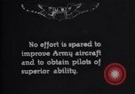 Standbild Pilot demonstriert Flugfiguren in Douglas A-2C United States USA, 1926, aus Sekunde 9 historischem Filmmaterial Videoclip 65675033870