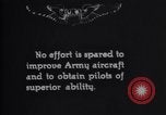 Standbild Pilot demonstriert Flugfiguren in Douglas A-2C United States USA, 1926, aus Sekunde 10 historischem Filmmaterial Videoclip 65675033870