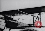 Standbild Pilot demonstriert Flugfiguren in Douglas A-2C United States USA, 1926, aus Sekunde 11 historischem Filmmaterial Videoclip 65675033870