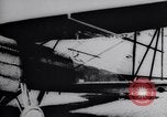 Standbild Pilot demonstriert Flugfiguren in Douglas A-2C United States USA, 1926, aus Sekunde 12 historischem Filmmaterial Videoclip 65675033870