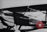 Standbild Pilot demonstriert Flugfiguren in Douglas A-2C United States USA, 1926, aus Sekunde 13 historischem Filmmaterial Videoclip 65675033870