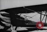 Standbild Pilot demonstriert Flugfiguren in Douglas A-2C United States USA, 1926, aus Sekunde 14 historischem Filmmaterial Videoclip 65675033870