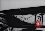 Standbild Pilot demonstriert Flugfiguren in Douglas A-2C United States USA, 1926, aus Sekunde 15 historischem Filmmaterial Videoclip 65675033870