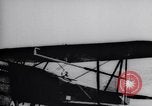 Standbild Pilot demonstriert Flugfiguren in Douglas A-2C United States USA, 1926, aus Sekunde 16 historischem Filmmaterial Videoclip 65675033870