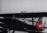 Standbild Pilot demonstriert Flugfiguren in Douglas A-2C United States USA, 1926, aus Sekunde 17 historischem Filmmaterial Videoclip 65675033870