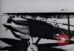 Standbild Pilot demonstriert Flugfiguren in Douglas A-2C United States USA, 1926, aus Sekunde 18 historischem Filmmaterial Videoclip 65675033870