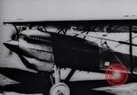 Standbild Pilot demonstriert Flugfiguren in Douglas A-2C United States USA, 1926, aus Sekunde 19 historischem Filmmaterial Videoclip 65675033870