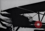 Standbild Pilot demonstriert Flugfiguren in Douglas A-2C United States USA, 1926, aus Sekunde 20 historischem Filmmaterial Videoclip 65675033870
