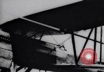 Standbild Pilot demonstriert Flugfiguren in Douglas A-2C United States USA, 1926, aus Sekunde 21 historischem Filmmaterial Videoclip 65675033870