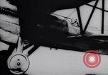 Standbild Pilot demonstriert Flugfiguren in Douglas A-2C United States USA, 1926, aus Sekunde 22 historischem Filmmaterial Videoclip 65675033870