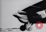 Standbild Pilot demonstriert Flugfiguren in Douglas A-2C United States USA, 1926, aus Sekunde 26 historischem Filmmaterial Videoclip 65675033870