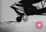 Standbild Pilot demonstriert Flugfiguren in Douglas A-2C United States USA, 1926, aus Sekunde 27 historischem Filmmaterial Videoclip 65675033870