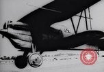 Standbild Pilot demonstriert Flugfiguren in Douglas A-2C United States USA, 1926, aus Sekunde 31 historischem Filmmaterial Videoclip 65675033870