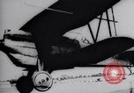 Standbild Pilot demonstriert Flugfiguren in Douglas A-2C United States USA, 1926, aus Sekunde 32 historischem Filmmaterial Videoclip 65675033870