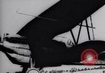 Standbild Pilot demonstriert Flugfiguren in Douglas A-2C United States USA, 1926, aus Sekunde 33 historischem Filmmaterial Videoclip 65675033870