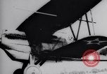 Standbild Pilot demonstriert Flugfiguren in Douglas A-2C United States USA, 1926, aus Sekunde 34 historischem Filmmaterial Videoclip 65675033870