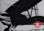 Standbild Pilot demonstriert Flugfiguren in Douglas A-2C United States USA, 1926, aus Sekunde 35 historischem Filmmaterial Videoclip 65675033870