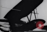 Standbild Pilot demonstriert Flugfiguren in Douglas A-2C United States USA, 1926, aus Sekunde 36 historischem Filmmaterial Videoclip 65675033870