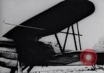 Standbild Pilot demonstriert Flugfiguren in Douglas A-2C United States USA, 1926, aus Sekunde 37 historischem Filmmaterial Videoclip 65675033870