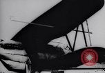 Standbild Pilot demonstriert Flugfiguren in Douglas A-2C United States USA, 1926, aus Sekunde 38 historischem Filmmaterial Videoclip 65675033870