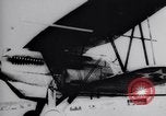 Standbild Pilot demonstriert Flugfiguren in Douglas A-2C United States USA, 1926, aus Sekunde 39 historischem Filmmaterial Videoclip 65675033870