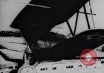 Standbild Pilot demonstriert Flugfiguren in Douglas A-2C United States USA, 1926, aus Sekunde 40 historischem Filmmaterial Videoclip 65675033870