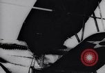 Standbild Pilot demonstriert Flugfiguren in Douglas A-2C United States USA, 1926, aus Sekunde 42 historischem Filmmaterial Videoclip 65675033870