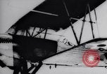 Standbild Pilot demonstriert Flugfiguren in Douglas A-2C United States USA, 1926, aus Sekunde 43 historischem Filmmaterial Videoclip 65675033870