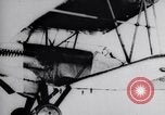Standbild Pilot demonstriert Flugfiguren in Douglas A-2C United States USA, 1926, aus Sekunde 44 historischem Filmmaterial Videoclip 65675033870