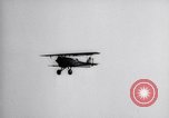 Standbild Pilot demonstriert Flugfiguren in Douglas A-2C United States USA, 1926, aus Sekunde 45 historischem Filmmaterial Videoclip 65675033870