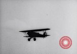Standbild Pilot demonstriert Flugfiguren in Douglas A-2C United States USA, 1926, aus Sekunde 46 historischem Filmmaterial Videoclip 65675033870