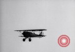 Standbild Pilot demonstriert Flugfiguren in Douglas A-2C United States USA, 1926, aus Sekunde 47 historischem Filmmaterial Videoclip 65675033870