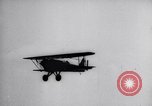 Standbild Pilot demonstriert Flugfiguren in Douglas A-2C United States USA, 1926, aus Sekunde 48 historischem Filmmaterial Videoclip 65675033870