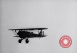 Standbild Pilot demonstriert Flugfiguren in Douglas A-2C United States USA, 1926, aus Sekunde 49 historischem Filmmaterial Videoclip 65675033870